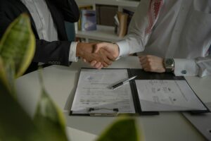 Firma de un contrato laboral con cláusula de no competencia en República Dominicana.