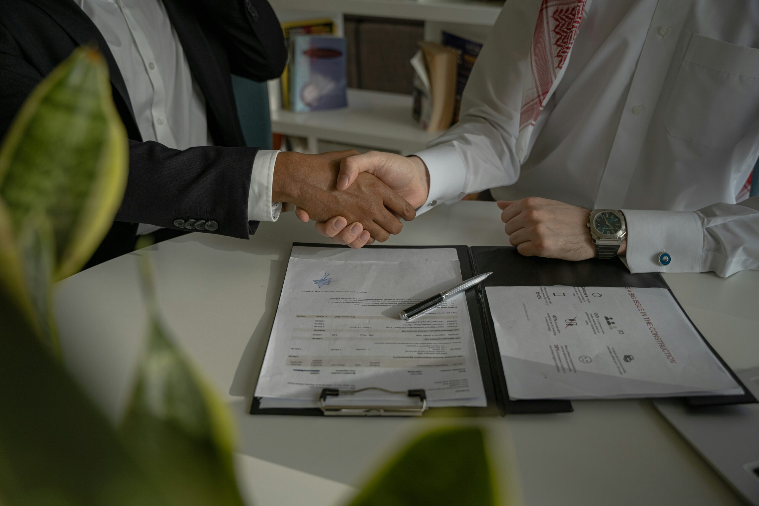 Firma de un contrato laboral con cláusula de no competencia en República Dominicana.