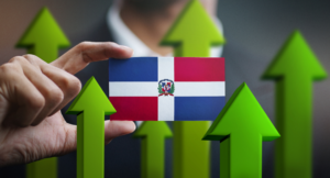 Comprador extranjero revisando documentos legales antes de comprar propiedad en República Dominicana