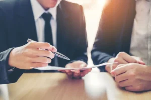 Socios firmando un pacto de socios para prevenir litigios en República Dominicana