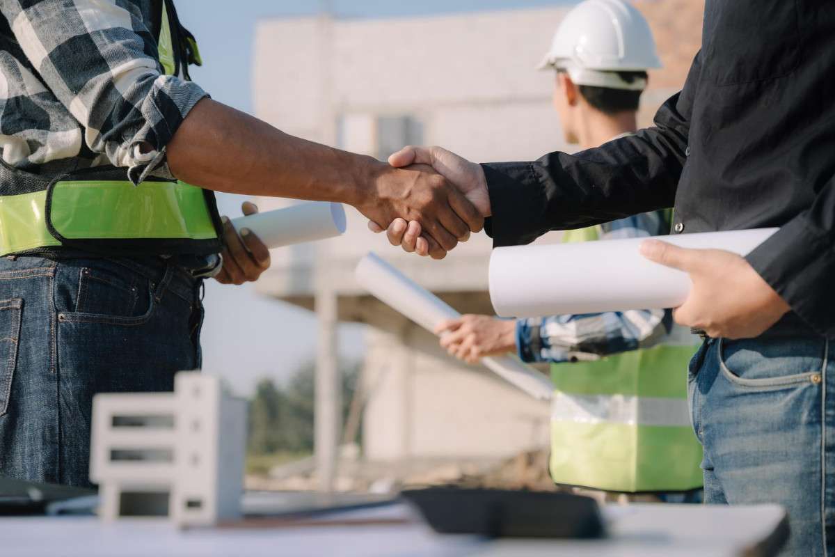 Firma de un contrato de construcción con las cláusulas indispensables en República Dominicana