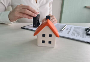 Cliente evaluando el portafolio de una constructora antes de contratar en República Dominicana