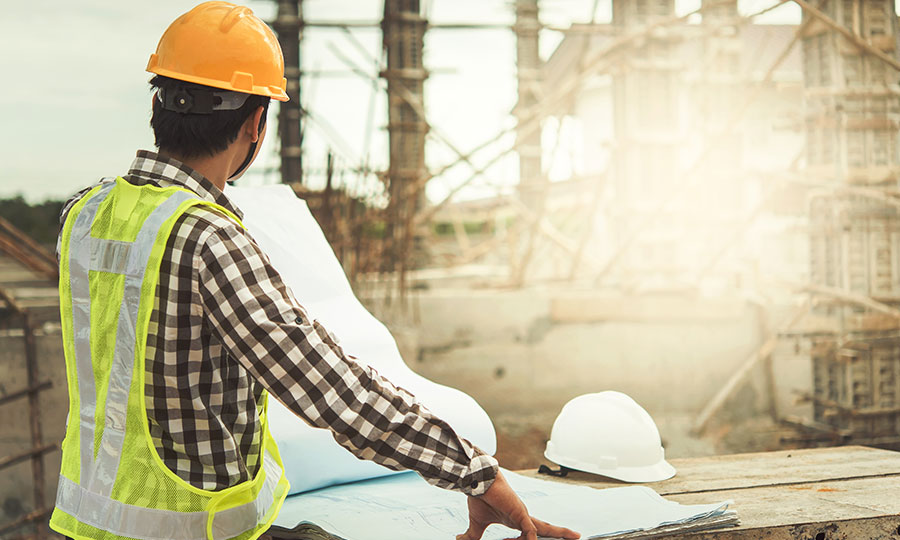 Supervisor de obra revisando la calidad de una construcción en República Dominicana